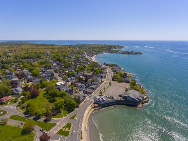 Boston, Massachusetts MA, ABD yakınlarındaki Swampscott kasabasında Kings Beach ile Monument Meydanı 'ndaki Swampscott şehir merkezi hava manzarası. 