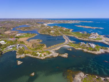 Newport, Rhode Island RI, ABD 'deki Goose Neck yakınlarındaki Ocean Drive Historic District' teki tarihi konakların hava manzarası..