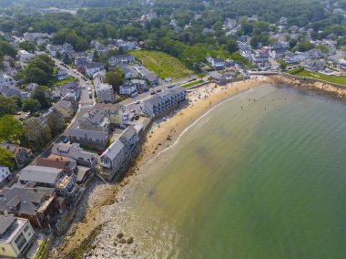 Rockport, Massachusetts MA, ABD 'deki tarihi sahil köyü Sandy Bay' deki Front Beach hava görüntüsü.. 