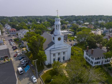 Rockport, Massachusetts MA 'nın tarihi şehir merkezinde 22 Main Caddesi' ndeki ilk Cemaat Kilisesi hava görüntüsü.. 