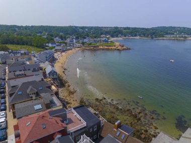 Rockport, Massachusetts MA, ABD 'deki tarihi sahil köyü Sandy Bay' deki Front Beach hava görüntüsü.. 