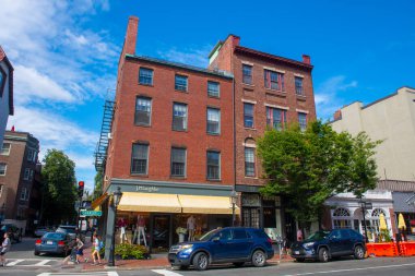 Beacon Hill bölgesindeki Chestnut Caddesi, 34 Charles Caddesi 'ndeki tarihi ticari binalar, Boston şehri, Massachusetts MA, ABD. 