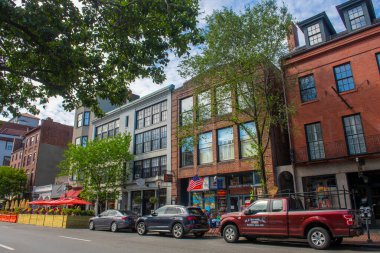 Charles Caddesi 'ndeki tarihi ticari binalar Beacon Hill bölgesindeki Mount Vernon ve Chestnut Caddesi arasında, Boston şehri, Massachusetts MA, ABD. 