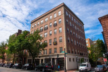 Beacon Hill bölgesindeki Revere Caddesi, 126 Charles Caddesi 'ndeki tarihi ticari binalar, Boston şehri, Massachusetts MA, ABD. 