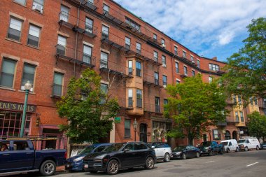 Charles Caddesi 'ndeki tarihi ticari binalar Beacon Hill bölgesindeki Vernon Caddesi ile Pinckney Caddesi arasında, Boston şehri, Massachusetts MA, ABD. 