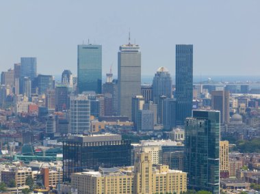 Boston Back Bay 'in gökyüzü manzarası John Hancock Kulesi, Prudential Tower ve Beacon Caddesi' ndeki Coolidge Corner 'dan Four Season Hotel de dahil olmak üzere Boston, Massachusetts MA, ABD.  