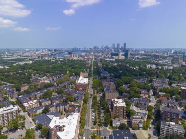 Boston Back Bay 'in gökyüzü manzarası John Hancock Kulesi, Prudential Tower ve Beacon Caddesi' ndeki Coolidge Corner 'dan Four Season Hotel de dahil olmak üzere Boston, Massachusetts MA, ABD.  