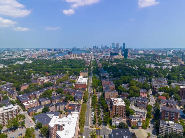 Boston Back Bay 'in gökyüzü manzarası John Hancock Kulesi, Prudential Tower ve Beacon Caddesi' ndeki Coolidge Corner 'dan Four Season Hotel de dahil olmak üzere Boston, Massachusetts MA, ABD.  