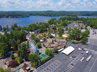 New Hampshire NH, ABD 'deki Salem kasabasındaki Canobie Gölü yakınlarındaki Tarihi Canobie Lake Park' ın havadan görünüşü. 