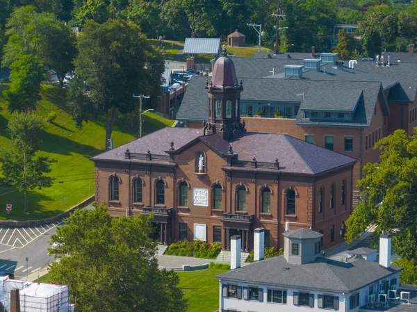 美国麻萨诸塞州普利茅斯市历史城区中心的普利茅斯市政厅空中景观 — 图库照片