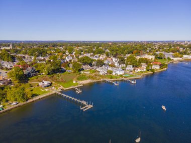 Providence Nehri 'nden Narragansett Körfezi' ne kadar uzanan Edgewood Sahili 'nin hava görüntüsü. Providence modern şehir silueti arkada, Cranston, Rhode Island RI, ABD. 