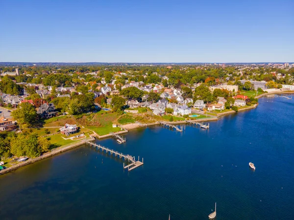 Providence Nehri 'nden Narragansett Körfezi' ne kadar uzanan Edgewood Sahili 'nin hava görüntüsü. Providence modern şehir silueti arkada, Cranston, Rhode Island RI, ABD. 