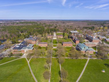 İlkbaharda Phillips Akademisi 'nin hava görüntüsü Samuel Phillips Hall' u da kapsıyor. 180. ana caddedeki tarihi şehir merkezi Andover, Massachusetts MA, ABD. 