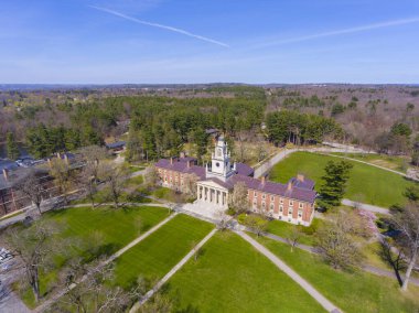 İlkbaharda Phillips Akademisi 'nin hava görüntüsü Samuel Phillips Hall' u da kapsıyor. 180. ana caddedeki tarihi şehir merkezi Andover, Massachusetts MA, ABD. 