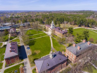 İlkbaharda Phillips Akademisi 'nin hava görüntüsü Samuel Phillips Hall' u da kapsıyor. 180. ana caddedeki tarihi şehir merkezi Andover, Massachusetts MA, ABD. 