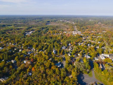 Kingston tarihi şehir merkezi Mayflower Cemaat Kilisesi, Restorasyon Cemaati Kilisesi ve ABD 'nin Massachusetts MA, sonbahar yeşillikleri ile ana cadde hava manzaralı Birinci Birlik Kilisesi de dahil olmak üzere.