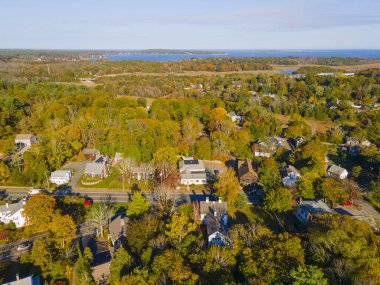 Kingston tarihi şehir merkezi Mayflower Cemaat Kilisesi, Restorasyon Cemaati Kilisesi ve ABD 'nin Massachusetts MA, sonbahar yeşillikleri ile ana cadde hava manzaralı Birinci Birlik Kilisesi de dahil olmak üzere.