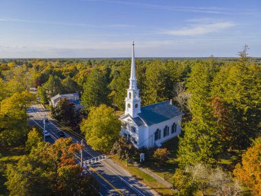 Kingston, Massachusetts MA 'nın tarihi şehir merkezinde, 223 Main Caddesi' nde sonbahar yeşilliği manzaralı ilk Üniteryen Kilisesi..