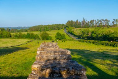 İngiltere 'nin Hexham kasabasındaki Chollerford köyü yakınlarındaki Hadrian' s Wall harabelerinde Kara Arabalar.. 