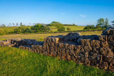 İngiltere 'nin Hexham kasabasındaki Chollerford köyü yakınlarındaki Hadrian' s Wall harabelerinde Kara Arabalar.. 