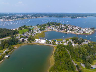 Salem Neck tarihi bölgesinde yaz mevsiminde Juniper Point hava manzarası Danvers Nehri 'nin ağzıyla Beverly Limanı' nın arkasında, Salem City, Massachusetts MA, ABD.