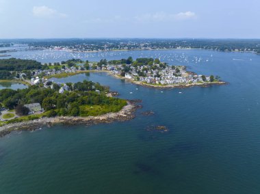 Juniper Point ve Winter Island 'ın havadan görüntüsü yaz mevsiminde Salem Neck tarihi bölgesinde Danvers Nehri' nin ağzıyla Beverly Limanı 'nın arkasında, Salem City, Massachusetts MA, ABD.