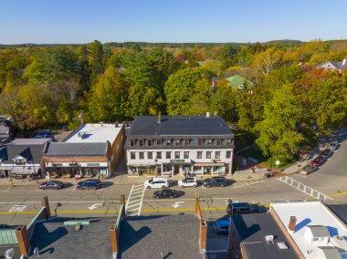 Concord tarihi şehir merkezinin hava manzarası sonbaharda Concord, Massachusetts MA, ABD 'deki ana caddede sonbahar yeşilliği ile birlikte.. 