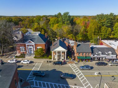 Concord tarihi şehir merkezinin hava manzarası sonbaharda Concord, Massachusetts MA, ABD 'deki ana caddede sonbahar yeşilliği ile birlikte.. 
