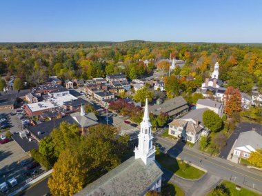 Sonbaharda 54 Walden Caddesi 'ndeki Trinitarian Cemaati hava manzarası Concord, Massachusetts MA, ABD' nin tarihi şehir merkezinde sonbahar yeşilliği ile birlikte..