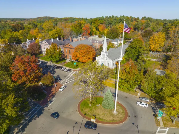 Concord Anıt Meydanı hava manzarası, Concord, Massachusetts MA, ABD 'de sonbaharda Concord Belediye Binası ve Kutsal Aile Kilisesi' ni kapsıyor.. 