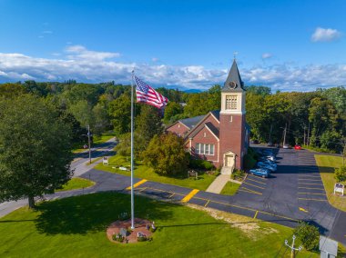 Batı Boylston, Massachusetts MA 'nın tarihi kasaba merkezi olan Town Common' da 26 Central Street 'te Birinci Cemaat Kilisesi ve ABD Ulusal Bayrak hava manzarası. 
