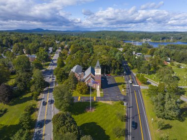 Batı Boylston, Massachusetts MA 'nın tarihi kasaba merkezi olan Town Common' da 26 Central Street 'te Birinci Cemaat Kilisesi ve ABD Ulusal Bayrak hava manzarası. 