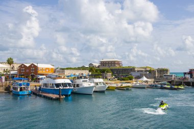 Marina, Bermuda, Sandy Parish 'te Ulusal Bermuda Müzesi' nin arka planında bulunan eski Kraliyet Donanma Tersanesi 'nde.. 