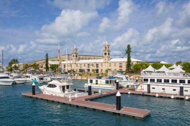 Marina, Bermuda 'daki Sandy Parish' in arka planında Store House Clock Tower olan eski Kraliyet Donanma Tersanesi 'nde.. 