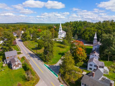 Carlisle tarihi şehir merkezi hava manzarası 27. Okul Caddesi 'ndeki First Dini Cemaat kilisesi ve tarihi Carlisle, Massachusetts MA, ABD' deki Town Common dahil.. 