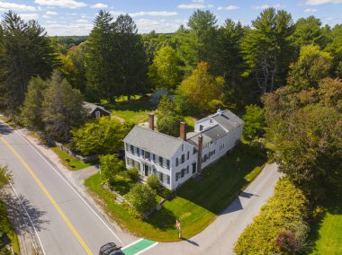 Carlisle, Carlisle, Carlisle, Massachusetts MA yakınlarındaki tarihi kasaba merkezinde 46 Concord Caddesi 'nde tarihi koloni tarzı hava manzarası.. 