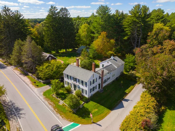 Carlisle, Carlisle, Carlisle, Massachusetts MA yakınlarındaki tarihi kasaba merkezinde 46 Concord Caddesi 'nde tarihi koloni tarzı hava manzarası.. 