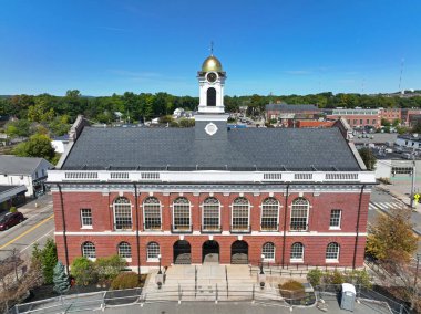 Needham Town Hall hava görüntüsü 1471 Highland Bulvarı tarihi şehir merkezi Needham, Massachusetts MA, ABD.