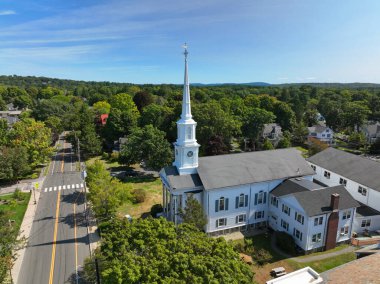 İlk Baptist Kilisesi hava görüntüsü 858 Great Plain Avenue tarihi şehir merkezi Needham, Massachusetts MA, ABD.