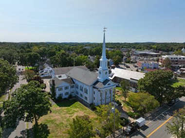 İlk Baptist Kilisesi hava görüntüsü 858 Great Plain Avenue tarihi şehir merkezi Needham, Massachusetts MA, ABD.