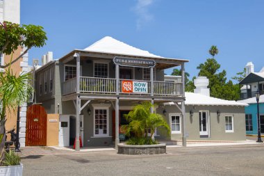 Bermuda 'daki St. George şehir merkezindeki King' s Square 'deki Alexander Restoranı. St. George Tarihi Kasabası 2000 yılından beri bir Dünya Mirası Alanıdır.. 