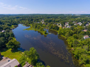 Assabet Nehri hava manzarası yaz aylarında Hudson, Massachusetts MA, ABD 'nin tarihi şehir merkezi yakınlarında.. 