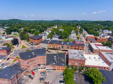 Hudson tarihi ticari binaları Hudson, Massachusetts MA, ABD şehir merkezindeki ana caddede hava manzaralı. 