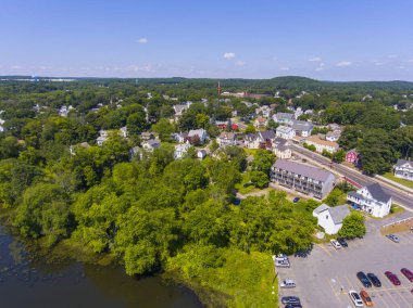 Hudson tarihi şehir merkezi havacılık manzarası Central Street ve Assabet Nehri şehir merkezinde Hudson, Massachusetts MA, ABD. 