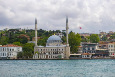İstanbul 'un Uskudar ilçesindeki İstanbul Boğazı' ndaki Hamid-i Evvel Camii Camii. 