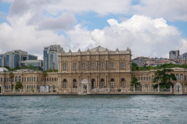 Dolmabahce Sarayı Boğazı manzaralı. Saray, tarihi İstanbul ilinin Beşiktaş ilçesine bağlı Osmanlı Sultanının evidir.. 