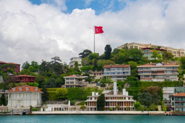 İstanbul 'un Uskudar ilçesindeki İstanbul Boğazı' ndaki Sakp Sabanc Kandilli Eğitim ve Kültür Merkezi 'nde Türk Ulusal Bayrağı taşıyan Kandilli köyü tarihi liman binaları. 