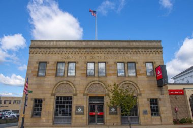 Woburn 5 Cent Tasarruf Bankası tarihi şehir merkezi Woburn, Massachusetts MA 'daki 19 Pleasant Caddesi' nde. Bu bina Santander Bankası Şubesi.. 