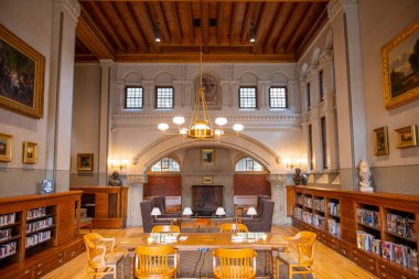 Woburn Halk Kütüphanesi. Richardsonian Romanesk tarzı. Tarihi şehir merkezi Woburn, Massachusetts MA 'da 45 Pleasant Caddesi' nde.. 