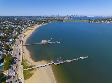 Wollaston Beach hava manzaralı Squantum ve Wollaston Yat Kulübü ile Boston City Skyline, Wollaston, Quincy, Massachusetts MA, ABD. 